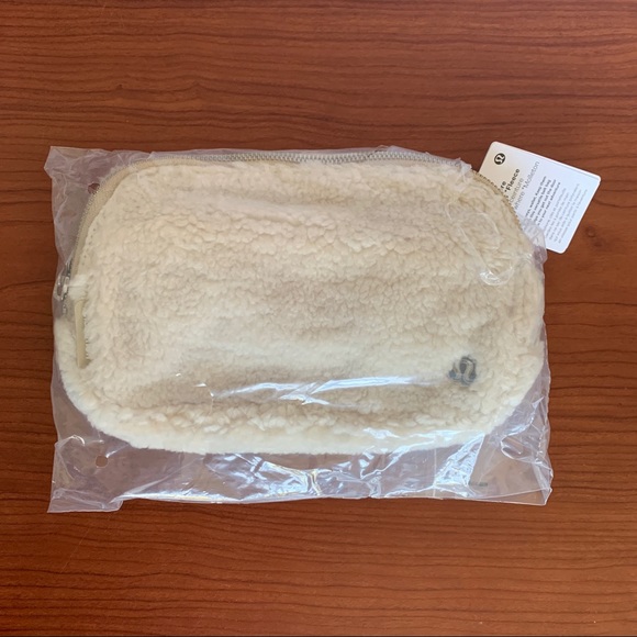 Lululemon Everywhere Belt Bag Fleece Sherpa Natural Ivory Fanny Pack Purse NWT - Picture 3 of 7